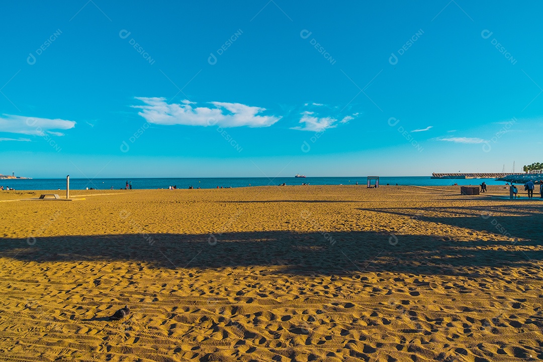 Praia de La Malagueta em Málaga Espanha com muitas pessoas aproveitando