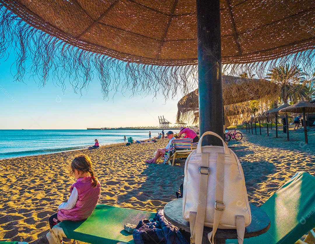Praia de La Malagueta em Málaga Espanha com muitas pessoas aproveitando dia de sol