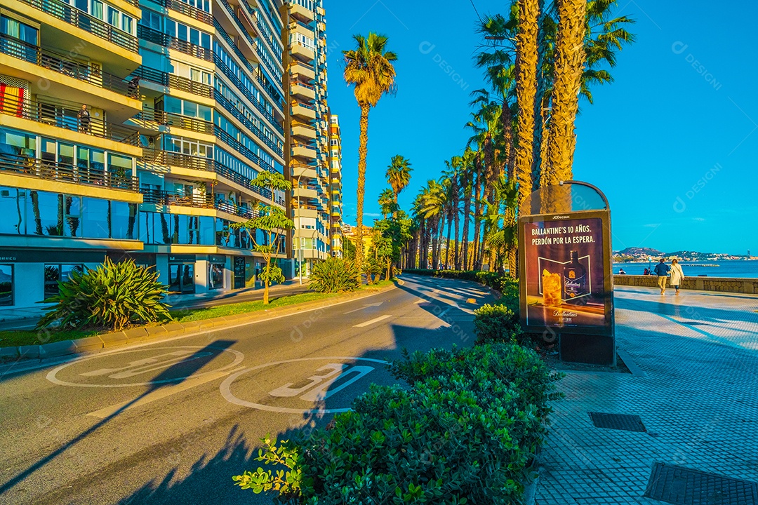 Praia de La Malagueta em Málaga Espanha com muitas pessoas aproveitando