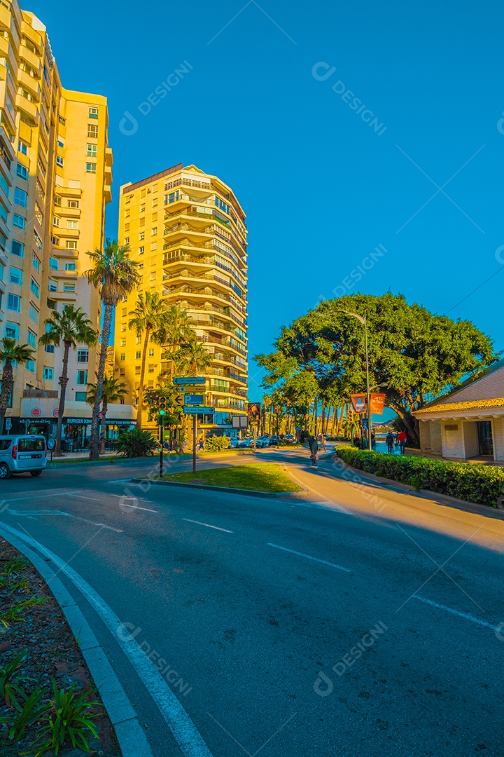 Praia de La Malagueta em Málaga Espanha com muitas pessoas aproveitando