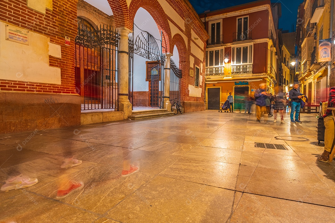 Plaza de los Mártires Ciriaco e Paula à noite