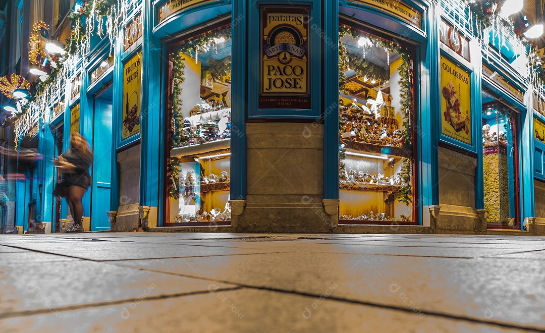 Paco José à noite linda loja de esquina azul que vende amêndoas