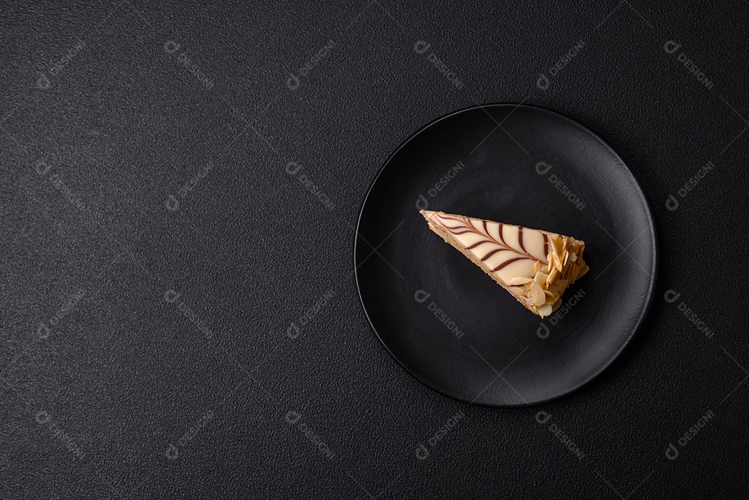 Bife fresco, suculento e delicioso em um fundo escuro. Prato de carne com especiarias e ervas