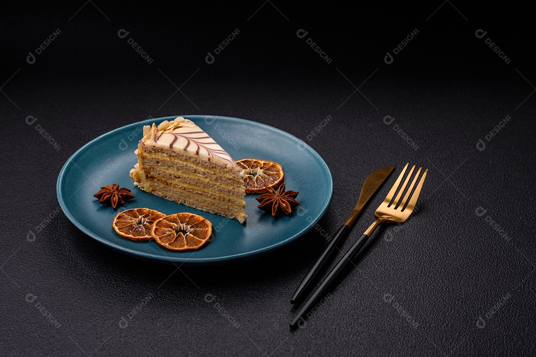 Pedaço de delicioso bolo esterhazy doce com nozes e creme sobre um fundo escuro de concreto