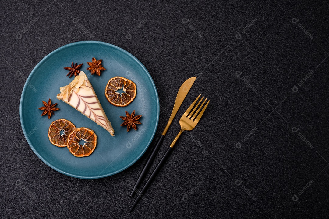 Pedaço de delicioso bolo esterhazy doce com nozes e creme sobre um fundo escuro de concreto