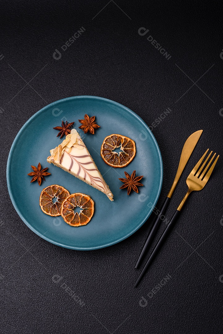 Pedaço de delicioso bolo esterhazy doce com nozes e creme sobre um fundo escuro de concreto