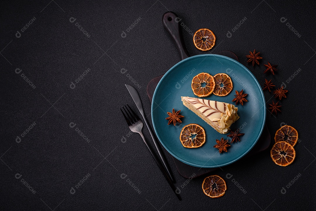 Pedaço de delicioso bolo esterhazy doce com nozes e creme sobre um fundo escuro de concreto