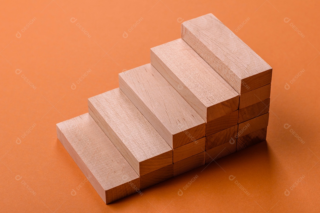 Uma casinha de madeira e chaves como ideia para investir na casa própria e atingir o objetivo de comprar um imóvel. Plano de fundo para sua ideia