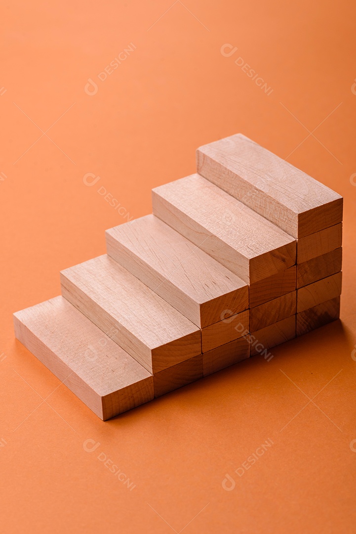 Uma casinha de madeira e chaves como ideia para investir na casa própria e atingir o objetivo de comprar um imóvel. Plano de fundo para sua ideia