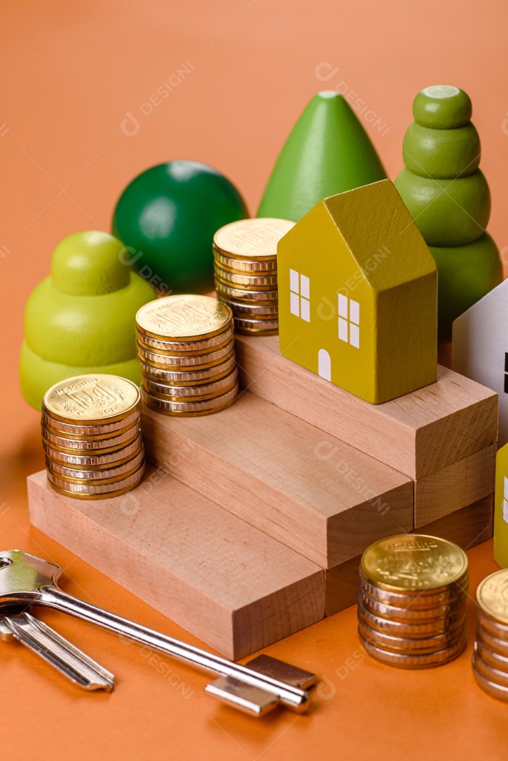 Uma casinha de madeira e chaves como ideia para investir na casa própria e atingir o objetivo de comprar um imóvel. Plano de fundo para sua ideia