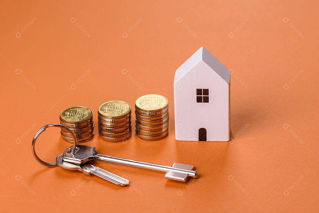 Uma casinha de madeira e chaves como ideia para investir na casa própria e atingir o objetivo de comprar um imóvel. Plano de fundo para sua ideia