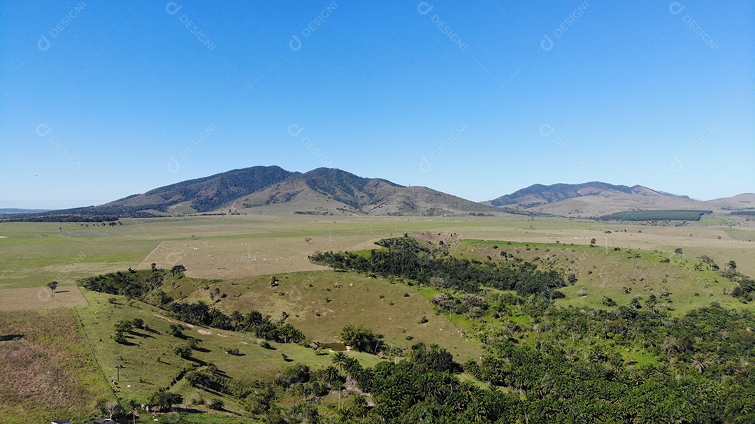 Montanhas e pastos de uma grande fazenda
