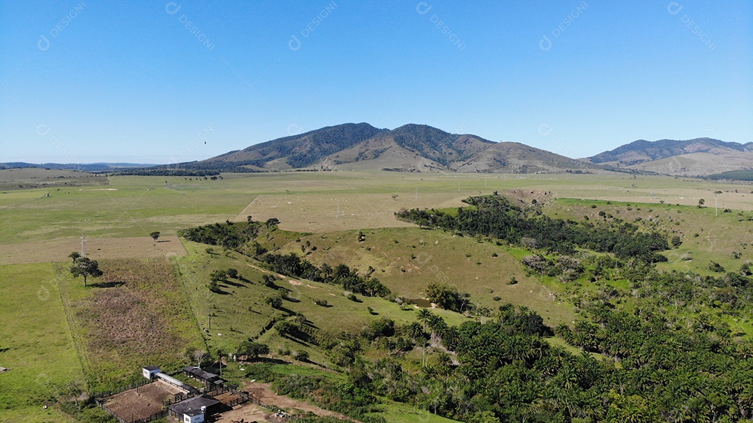 Casas e pastos de uma grande e linda fazenda