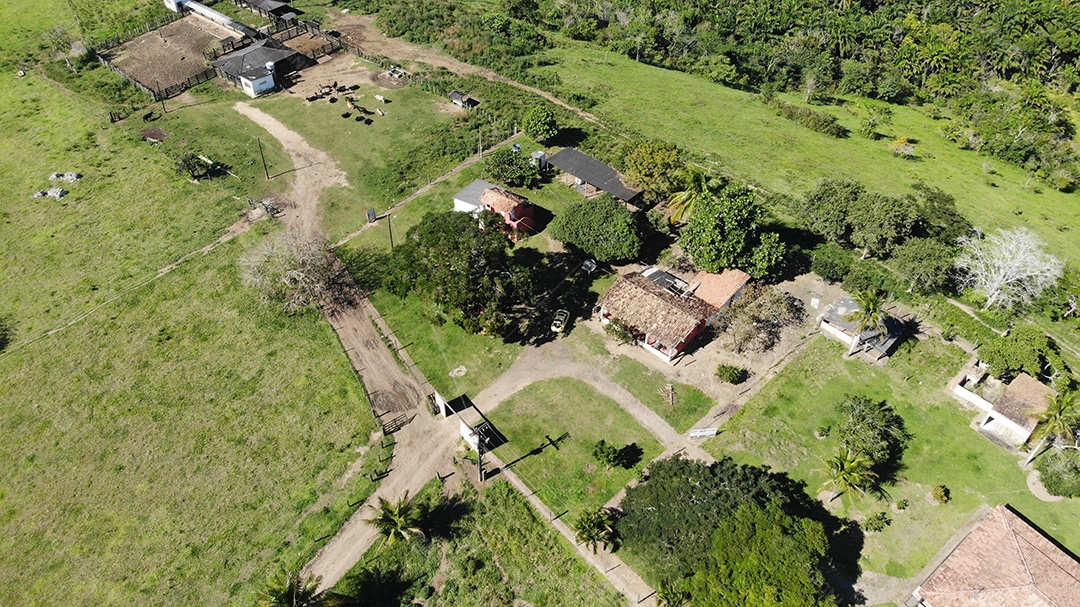 Fazenda enorme e linda com casas e pastos grandes