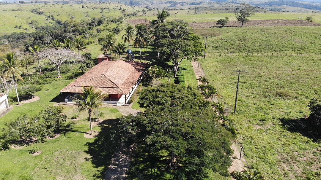 Casa de uma linda fazenda com pastos verdes