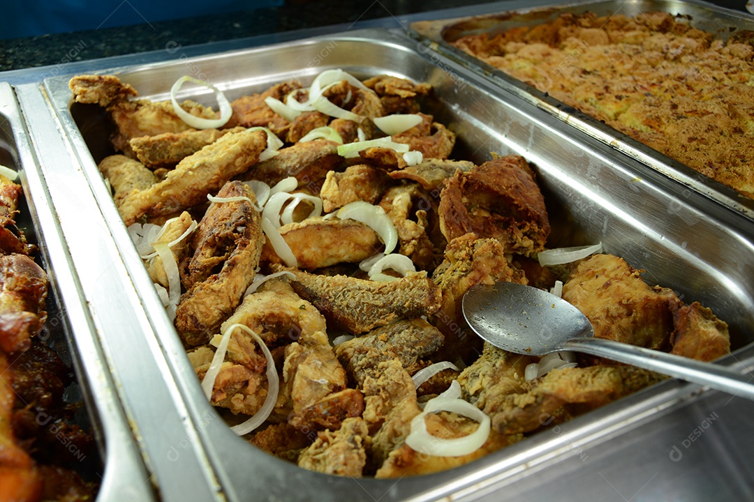 Carnes fritas com cebolas em um buffet