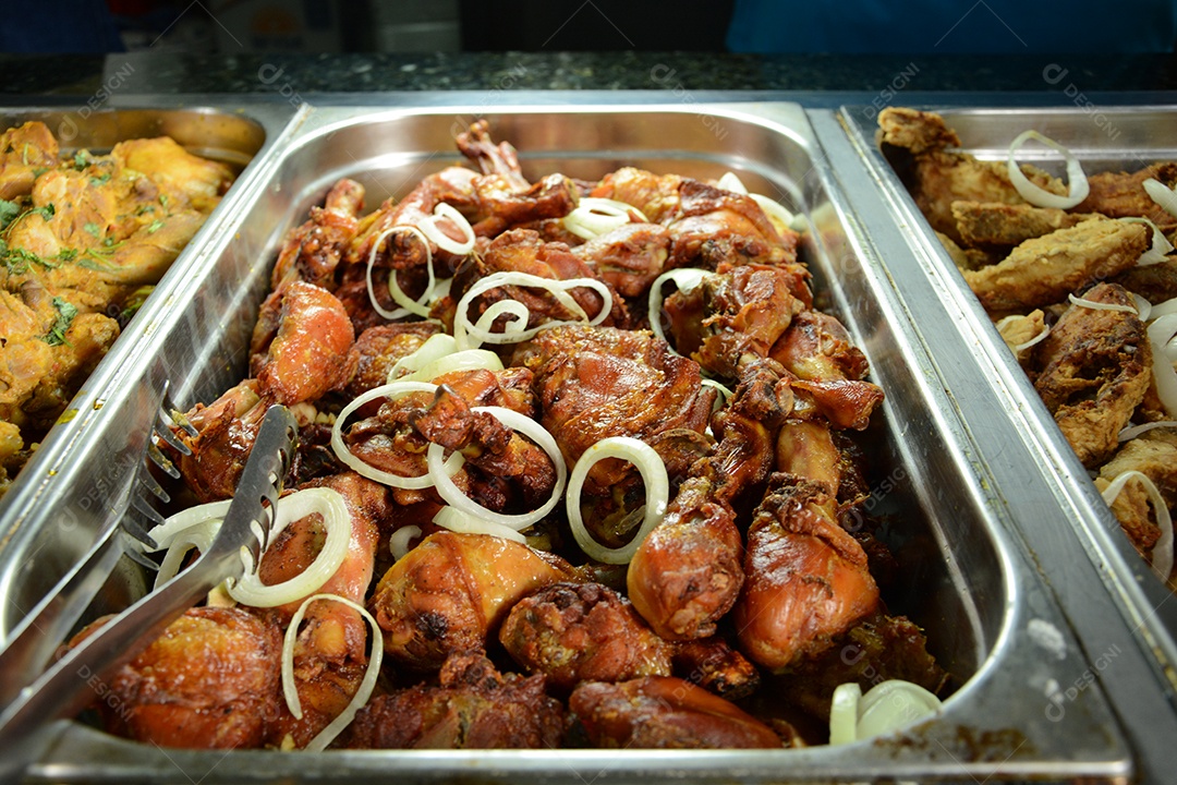 Buffet com carnes variada em restaurante