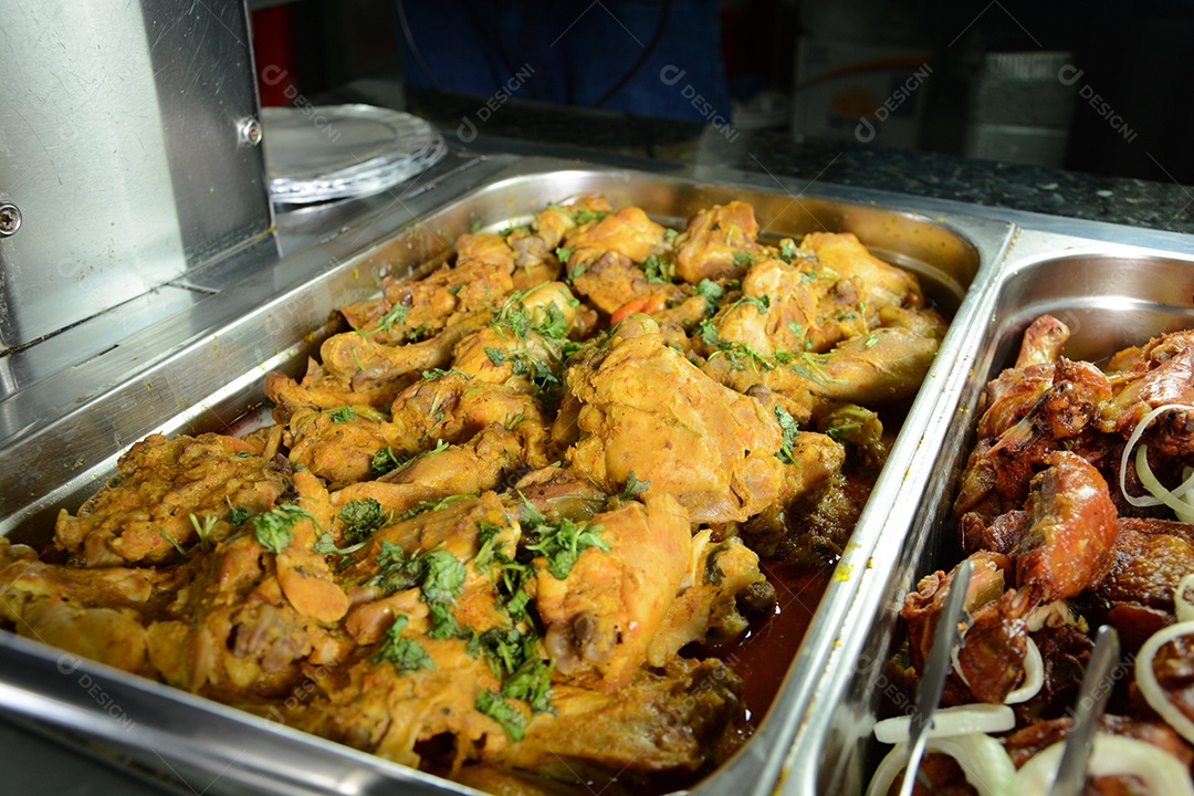 Buffet com carnes variada em restaurante