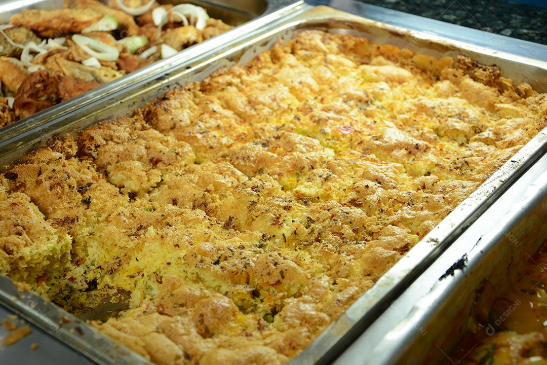 Frango ao creme delicioso no buffet de um restaurante