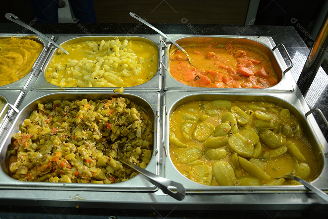 Buffet de m restaurante com purês delicioso