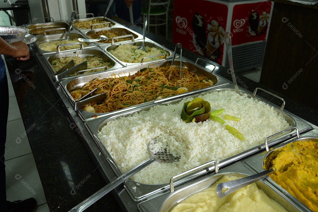 Buffet com várias comidas delicioso