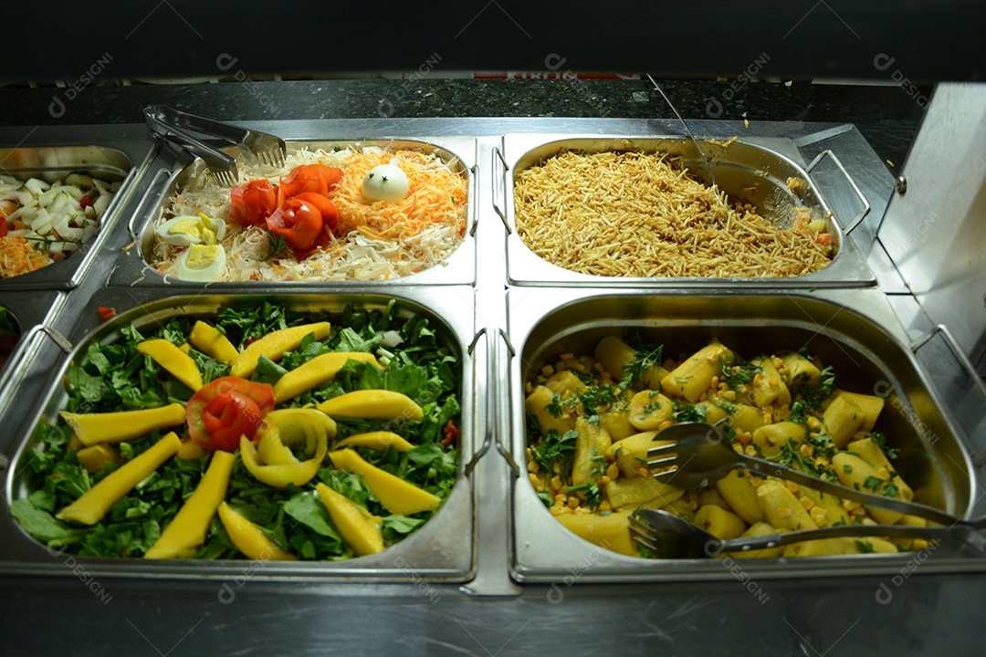 Saladas variadas sobre buffet