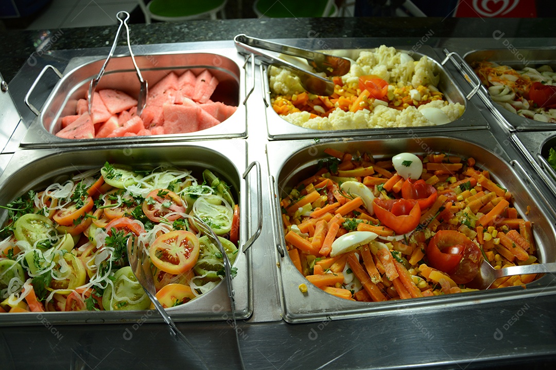 Buffet com saladas e frutas