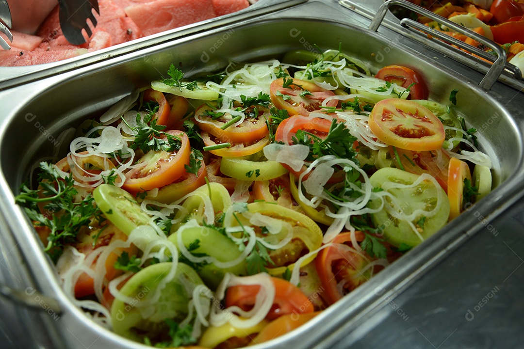 Buffet com saladas em uma restaurante