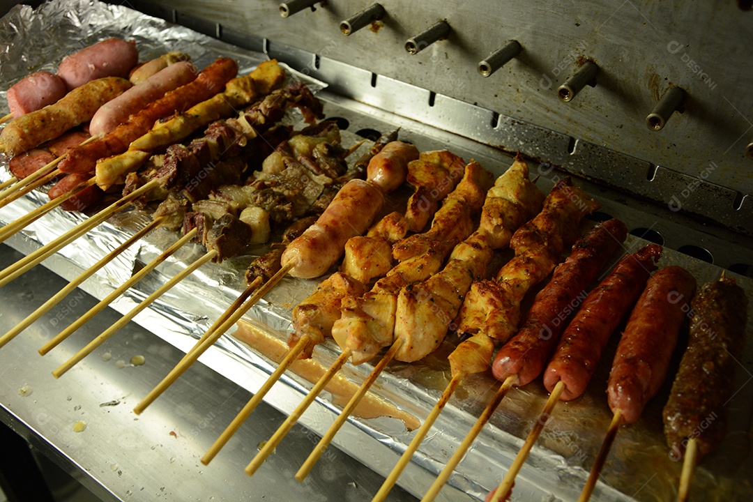 Espetinhos variados encima de uma bancada