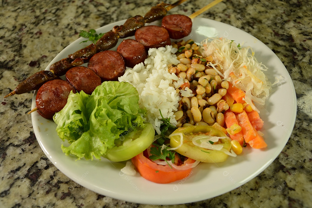 Espetinho com feijão arroz e saladas