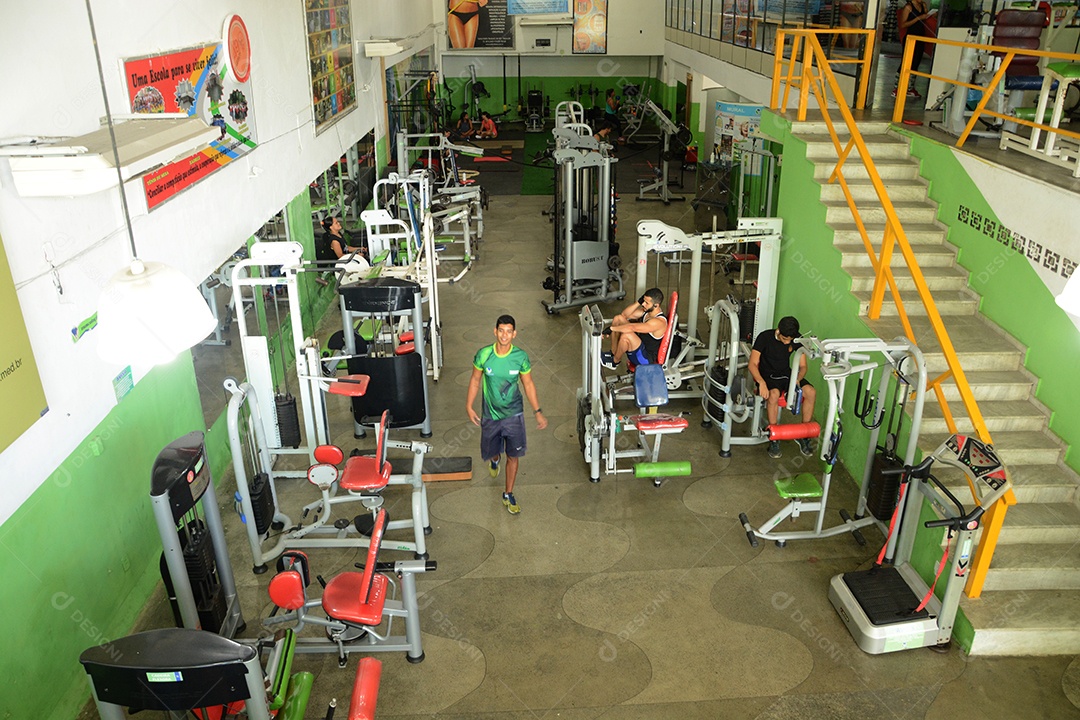 Pessoas na academia se exercitando