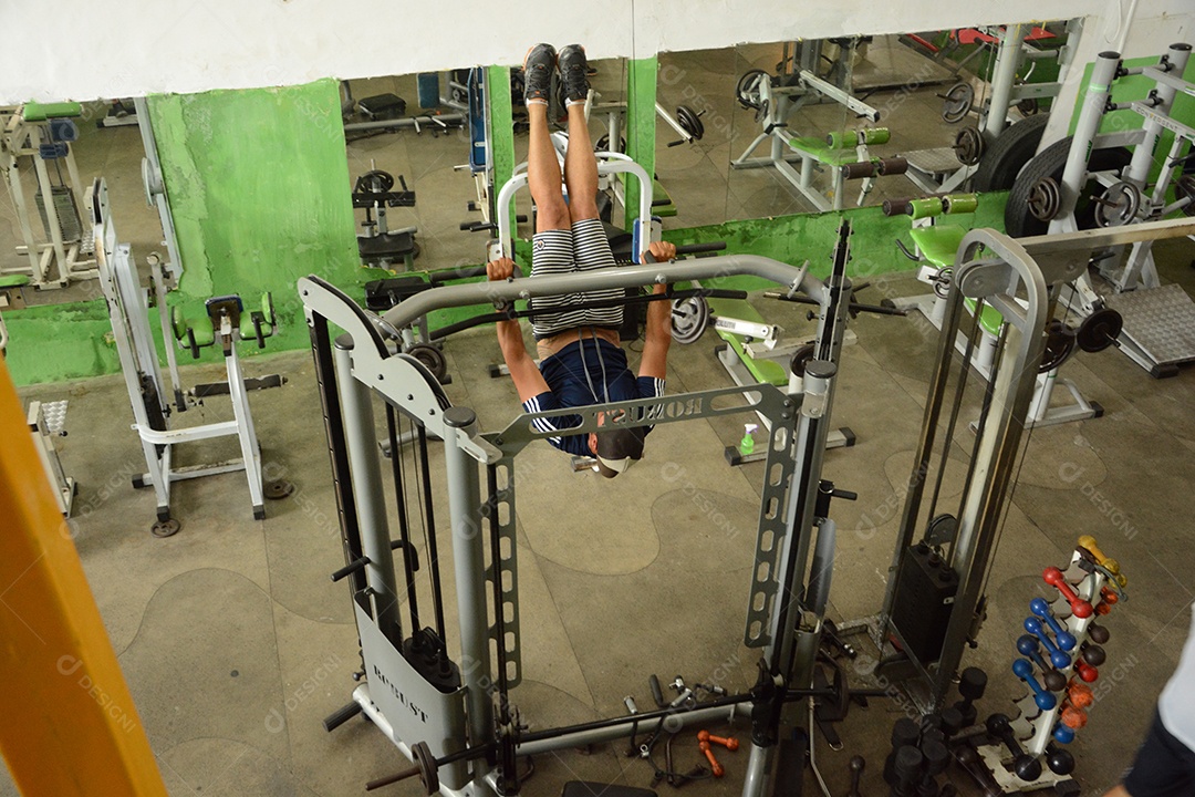 Pessoa se exercitando em uma academia