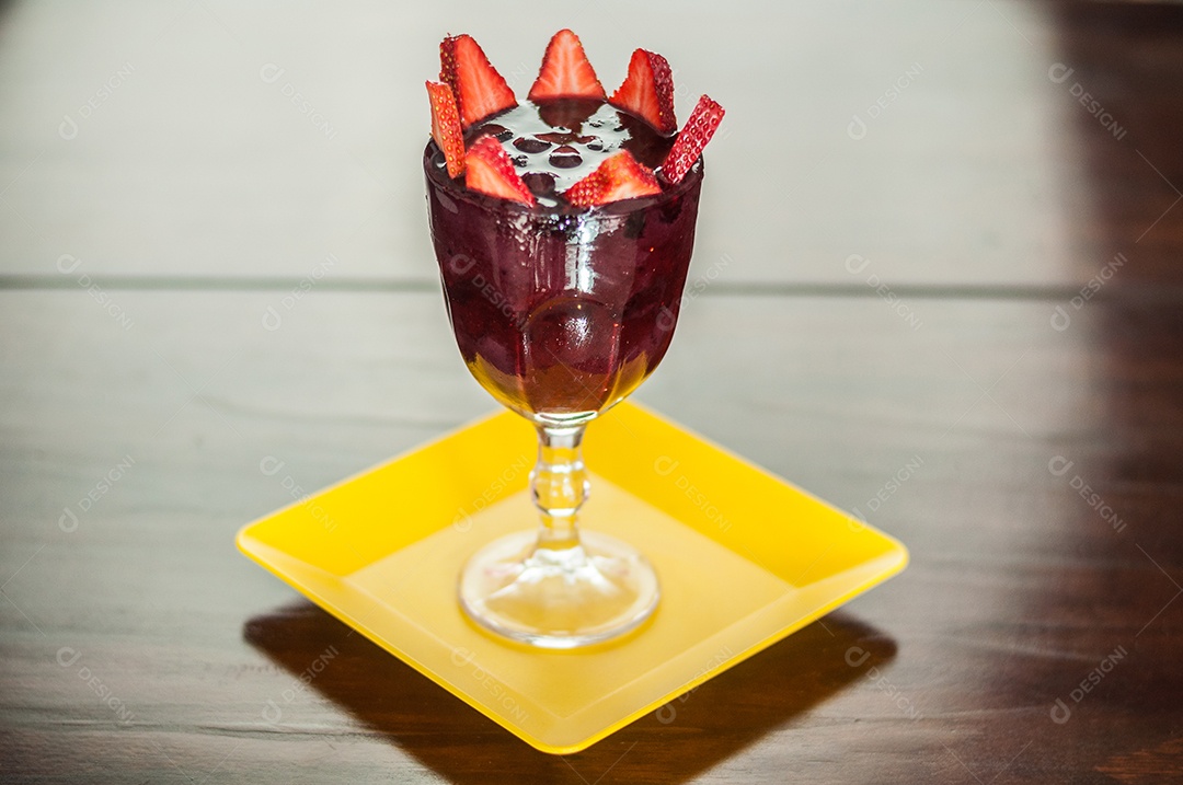 Bandeja com taça de açaí e morangos