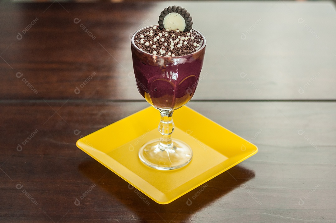 Taça com delicioso açaí e granulado