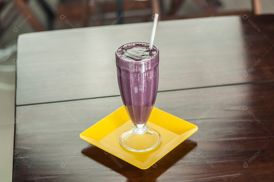 Taça de açaí delicioso com chocolate