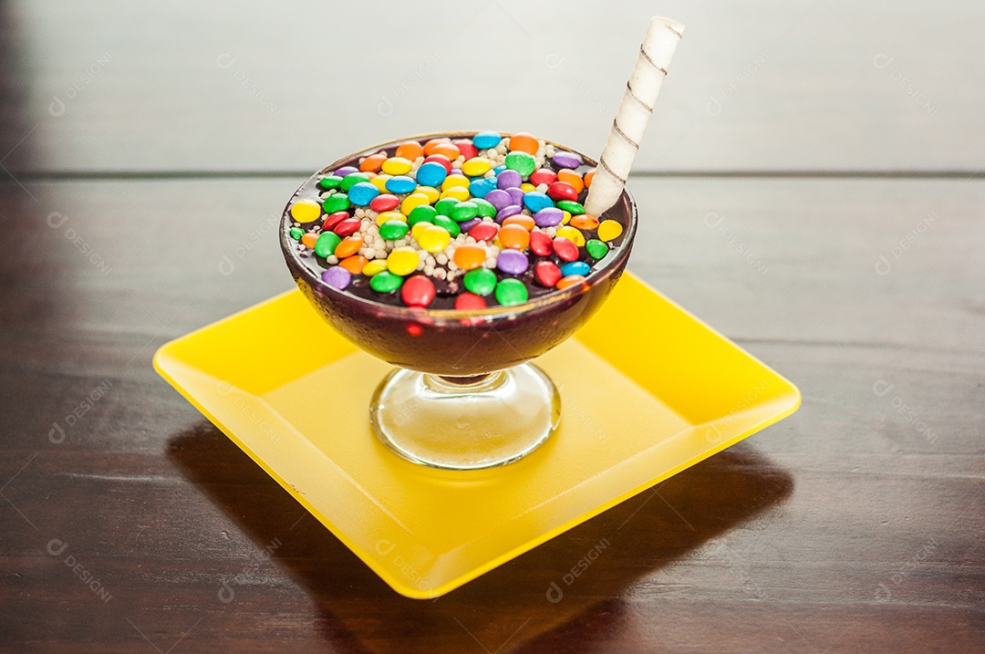 Tigelinha de açaí com mm de chocolate