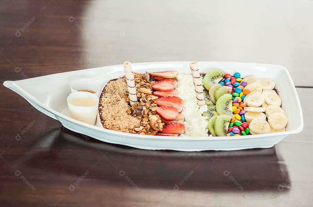 Barca de açaí com guloseimas