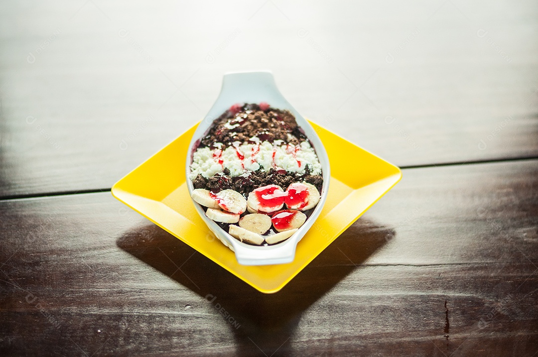 Tigela com açaí e frutas e guloseimas deliciosa