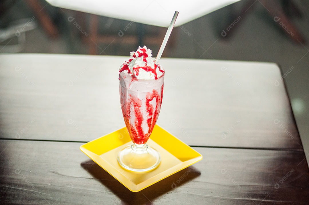 Taça com sorvete e creme de chantilly