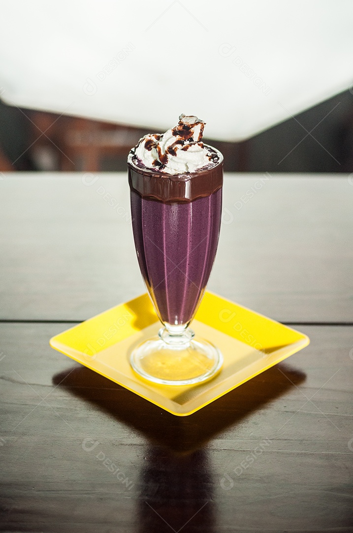 Taça de açaí delicioso com chantilly