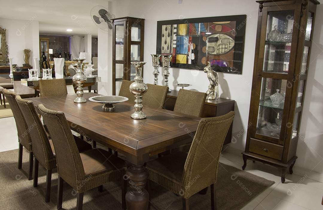 Mesa amadeirada em uma loja de moveis