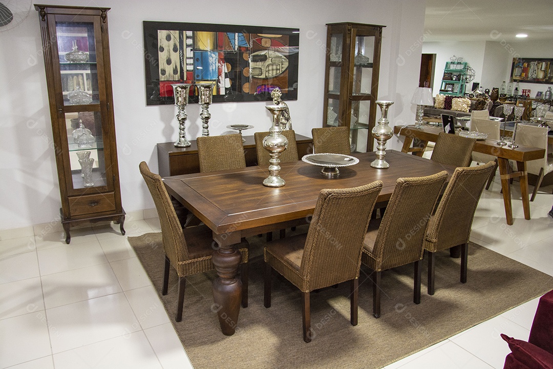 Mesa amadeirada em uma loja de moveis