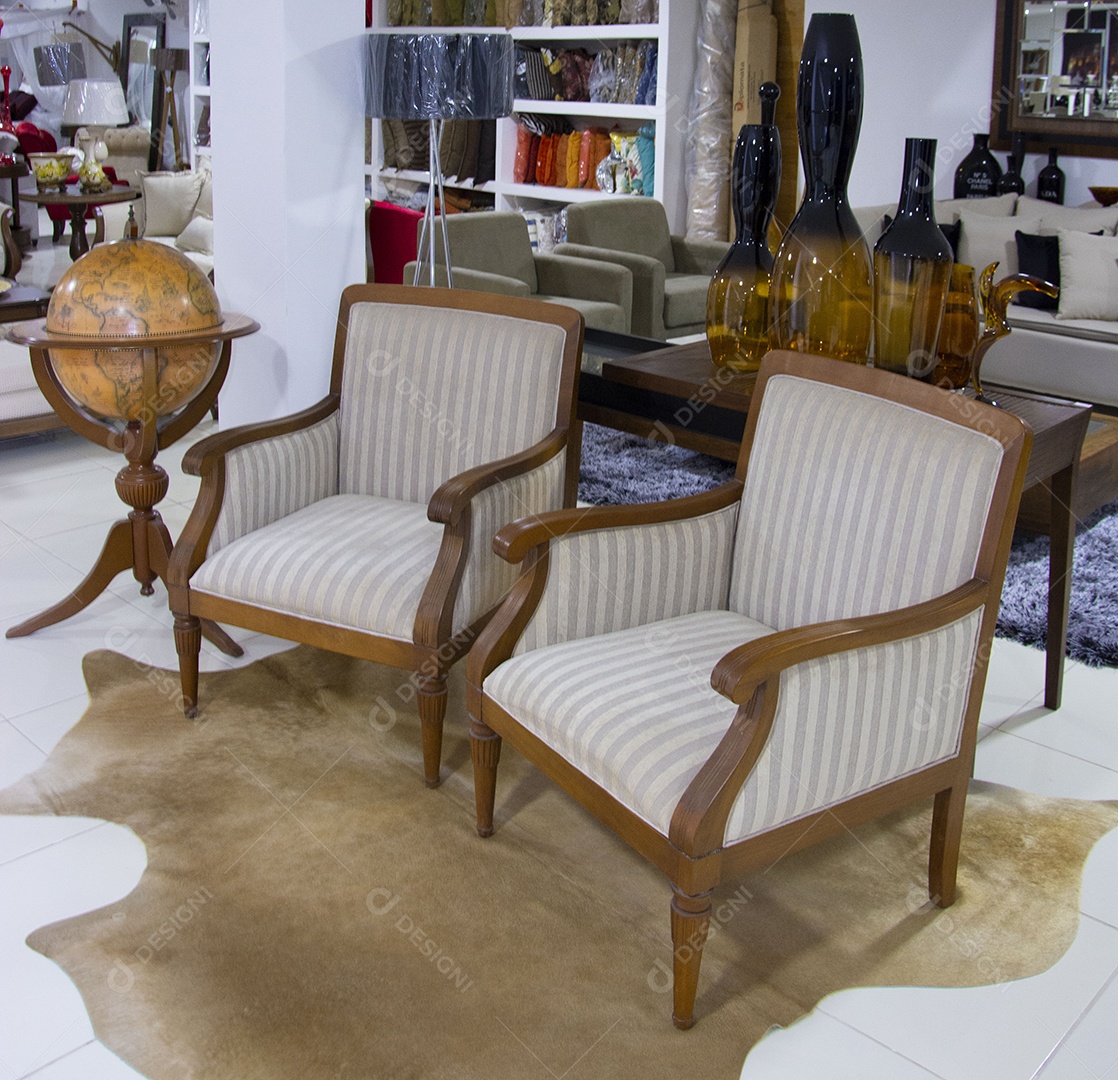 Poltronas jarros mesa e acessórios em uma loja de moveis