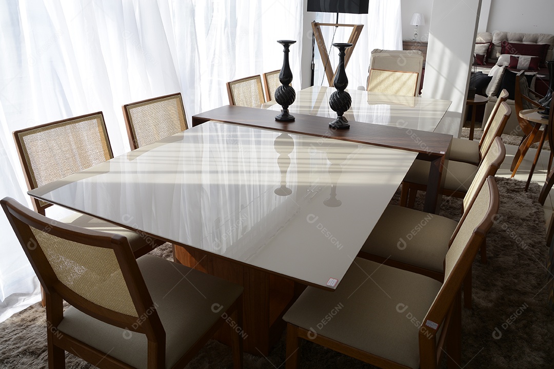 Mesa com cinco cadeiras linda em loja de moveis