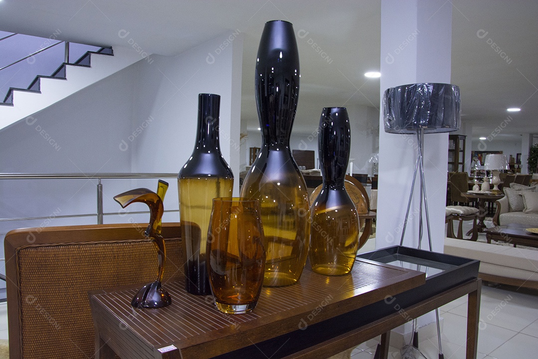 Mesa de centro com jarros decorativos em uma loja