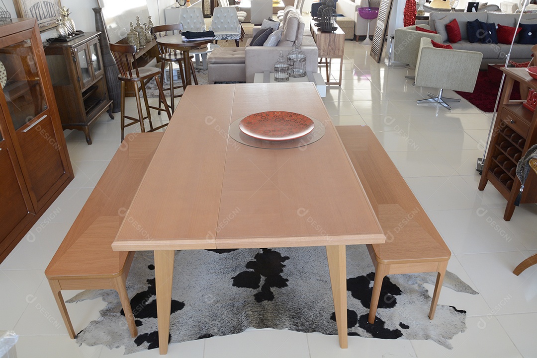 Mesa linda moderna em uma loja de eletromóveis