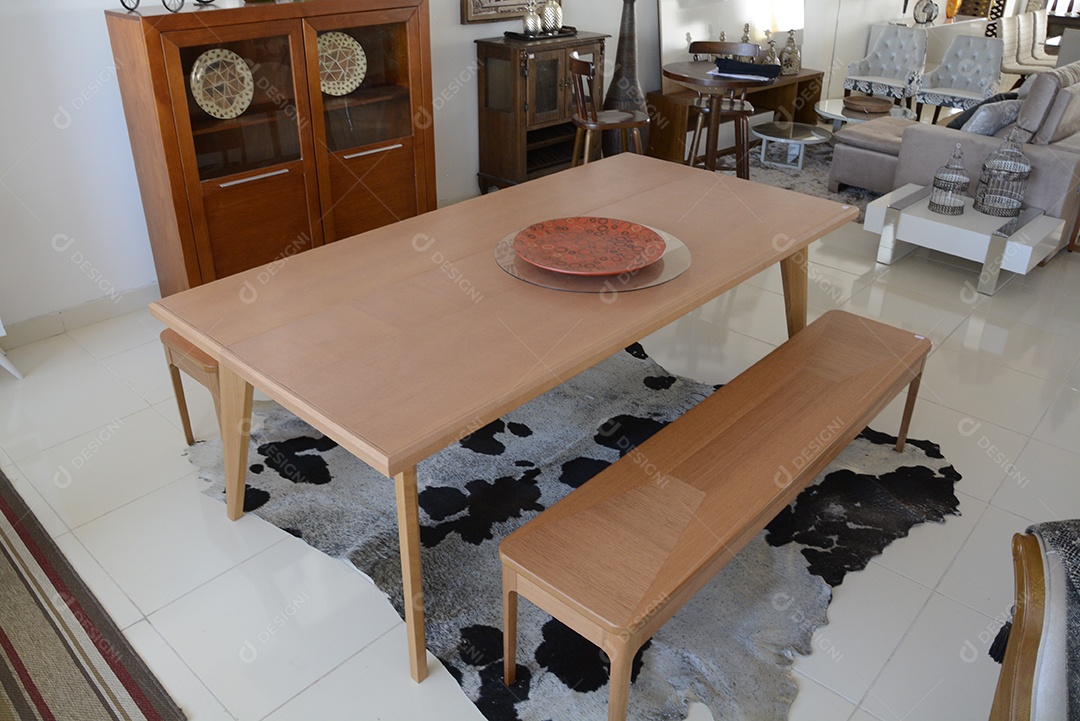 Mesa linda moderna em uma loja de eletromóveis