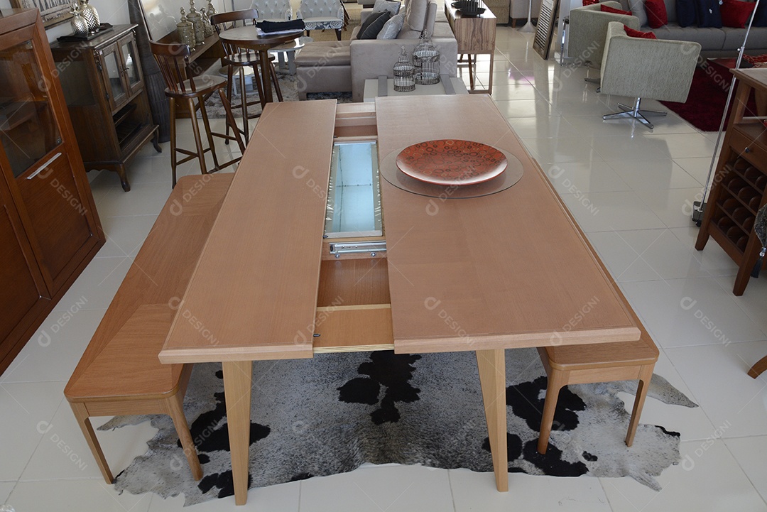 Mesa linda em uma loja de moveis