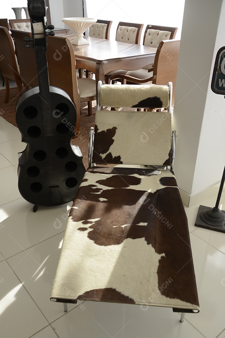 Poltrona com tecido diferente lindo e moderno em uma loja de moveis