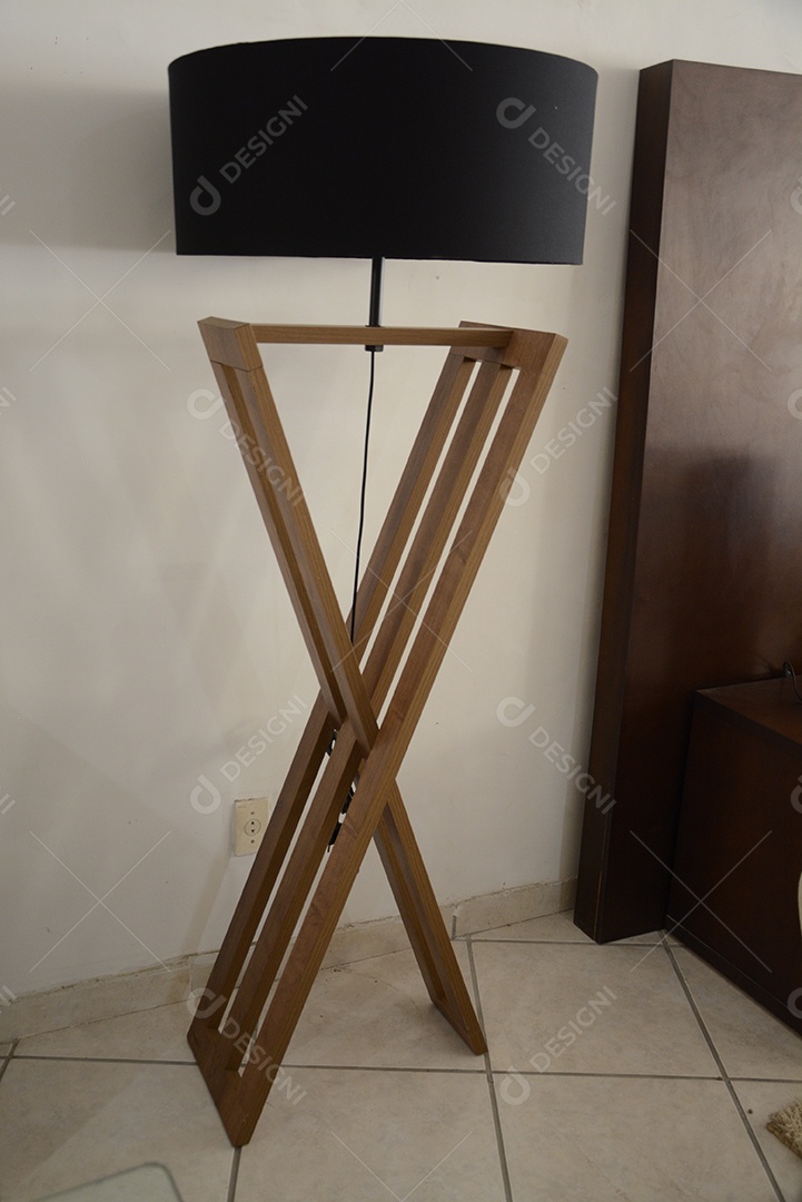 Luminária abajur preto com pés de madeira